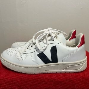 Veja V-10 Sneakers, like new